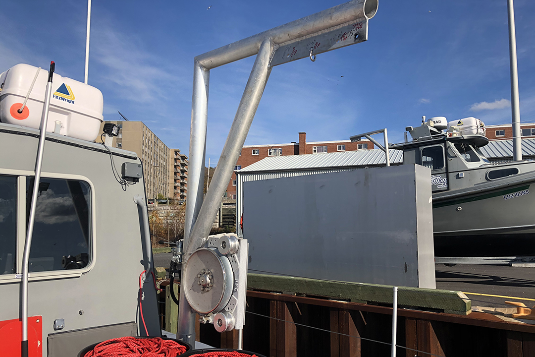 Starboard davit and pot hauler